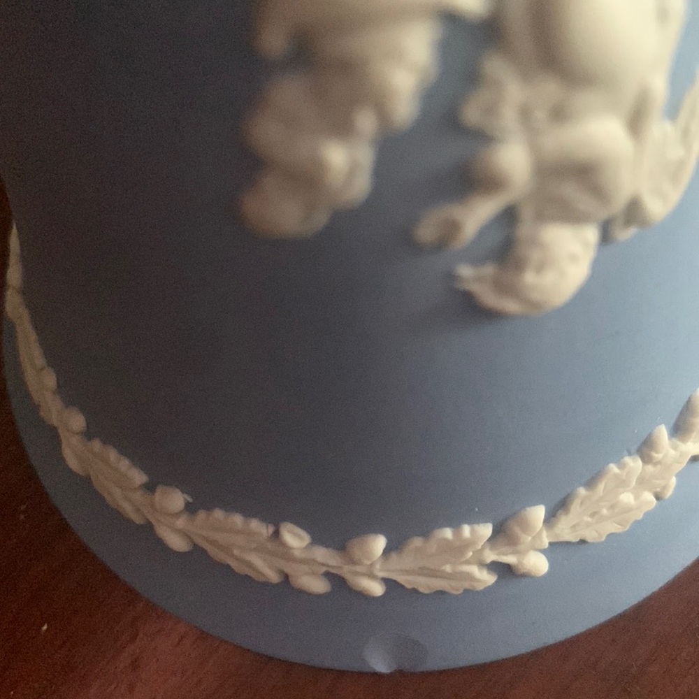 Wedgwood Jasperware Blue and White smallVase 3 1/2 - Picture 5 of 5